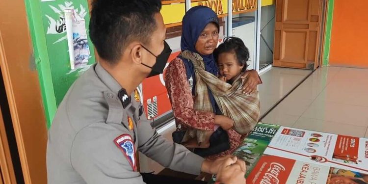 Didatangi Personil Satlantas Polres Siak Ibu Dewi Merasa Sangat Bersyukur