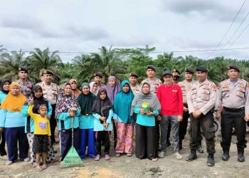 Upaya Jaga Ketahanan Pangan, Polres Siak Berikan Bantuan Bibit Sayuran Kepada Warga