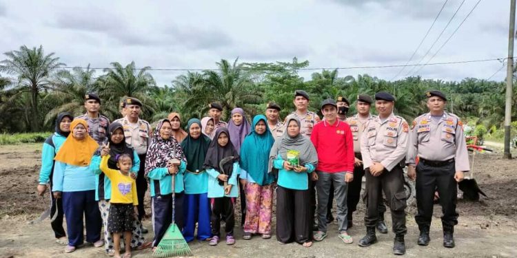 Upaya Jaga Ketahanan Pangan, Polres Siak Berikan Bantuan Bibit Sayuran Kepada Warga