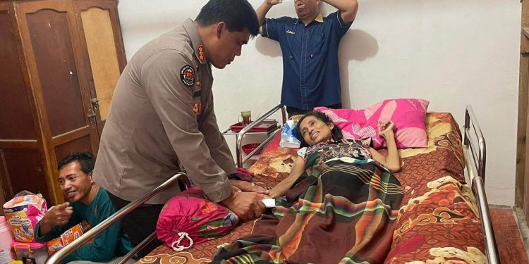Polda Riau Peduli, Bangkitkan Semangat Fitriani Penderita Tumor Perut Menahun