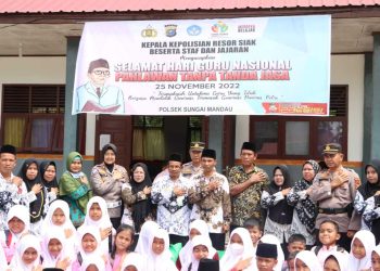 Peringati Hari Guru, Dukung Proses Belajar Mengajar Polres Siak Polda Riau Beri Tablet Berisi Aplikasi E-Library Presisi Polda Riau