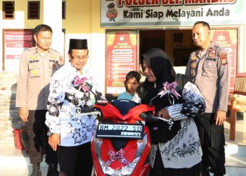 Berkah Dihari Guru, Kapolres Siak Wujudkan Mimpi Suryati Miliki Sepeda Motor Baru