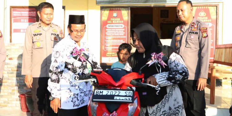 Berkah Dihari Guru, Kapolres Siak Wujudkan Mimpi Suryati Miliki Sepeda Motor Baru