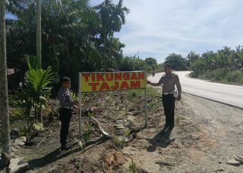Tekan Kecelakaan, Unit Lantas Polsek Tualang-Polres Siak-Polda Riau Pasang Spanduk di titik Rawan