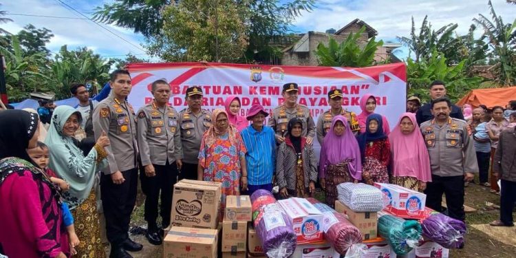 Irjen Iqbal Turun Langsung Serahkan Bantuan Korban Gempa Cianjur