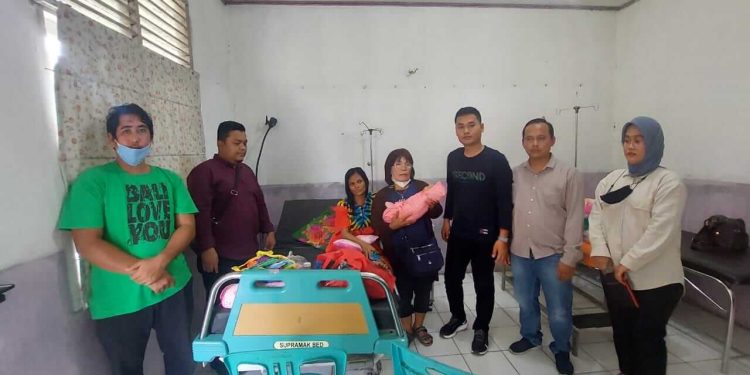 Kapolres Siak lakukan penanganan pasca bersalin dan menyerahkan perawatan bayi salah seorang tahanan kepada pihak keluarga