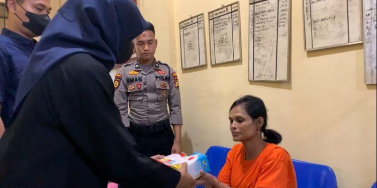 Polres Siak Berikan Layanan Antar ASI Untuk Bayi Berliana