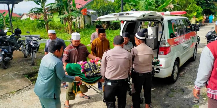 Personil Polsek Lubuk Dalam Bantu Pengurusan Jenazah Warga Kampung Rawang Kao
