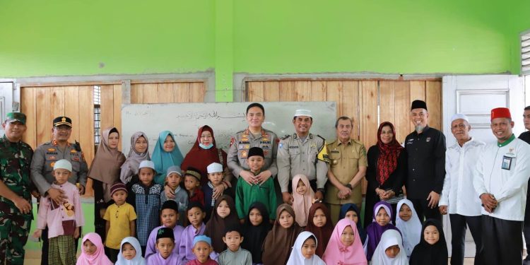 Aiptu Mustakim, Bhabinkamtibmas Pengajar Ngaji di TPA, Mendapat Kejutan Kapolda dan Gubernur Riau