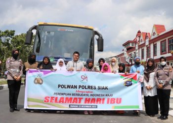 Peringati Hari Ibu 2022, Polwan Polres Siak Beri Kejutan Kepada Ibu Ibu di SLB N Siak