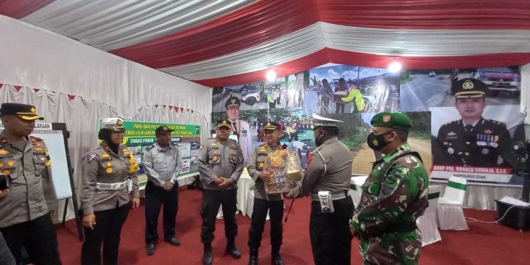 Kapolres Siak Cek Personil dan Perlengkapan Pos Yan Ops Lilin Lancang Kuning 2022 di Simpang Perawang Kecamatan Minas 