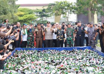 Gelar Peralatan dan Musnahkan Miras, Kapolda Riau Irjen Iqbal : Semangatnya Adalah Kerja Kolaboratif dan Kesiapan Peralatan