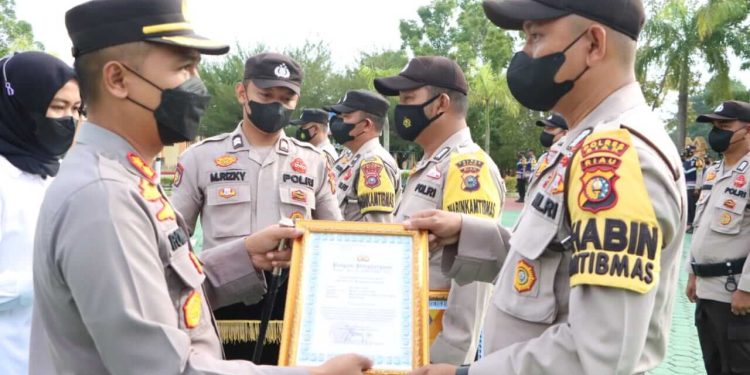Gelar Apel Akbar Bhabinkamtibmas, Kapolres :”Bhabinkamtibmas Merupakan Ujung Tombak Dan Garda Terdepan Dalam Meraih Kepercayan Publik”