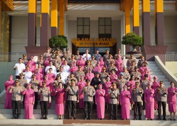 Kapolda Riau Irjen Moh Iqbal Pimpin Penghormatan ‘Kebanggaan’ di Apel Terakhir Wakapolda Riau Irjen Tabana Bangun