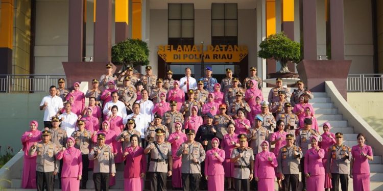 Kapolda Riau Irjen Moh Iqbal Pimpin Penghormatan ‘Kebanggaan’ di Apel Terakhir Wakapolda Riau Irjen Tabana Bangun