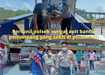 Laksanakan Patroli Ke Pelabuhan, Personil Polsek Sungai Apit Bantu Penumpang Yang sedang Sakit