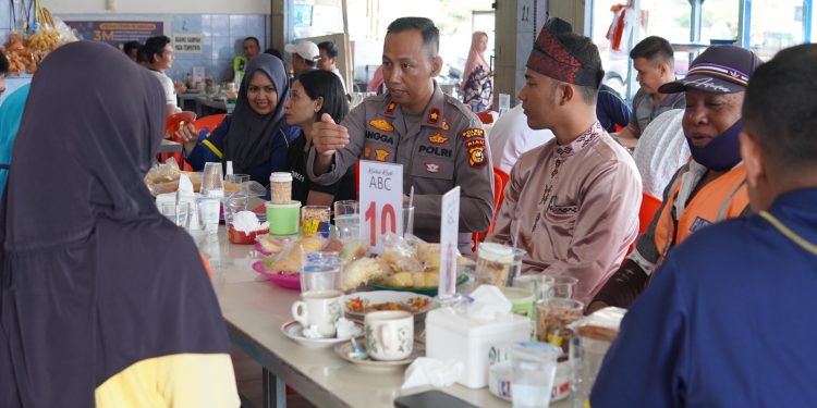Wakapolres Siak giat jum'at curhat di kedai kopi ABC Kecamatan Siak