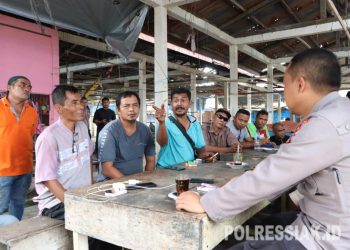 Jumat Curhat Kapolres Siak Mendengarkan Langsung Curhatan Masyarakat Pasar Dayun