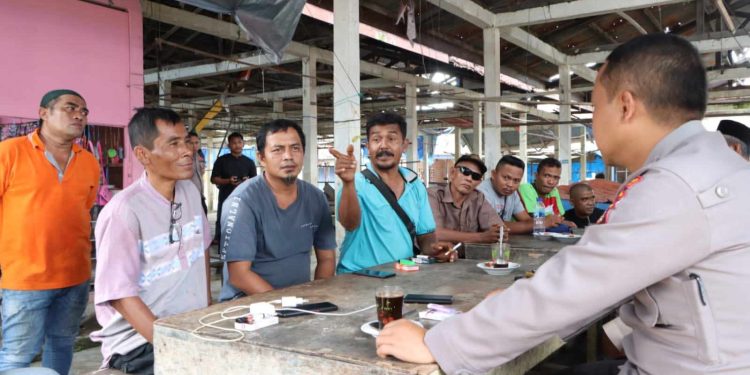 Jumat Curhat Kapolres Siak Mendengarkan Langsung Curhatan Masyarakat Pasar Dayun