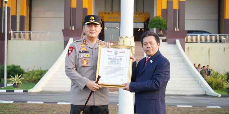 Kapolda Riau Irjen Moh Iqbal Terima 2 Penghargaan PRESISI AWARD dari LEMPKAPI