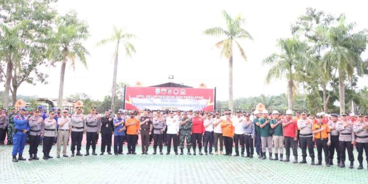 Polres Siak Laksnakan Apel Gelar Pasukan dan Peralatan Dalam Rangka Kesiapsiagaan Penanganan Kebakaran Hutan dan Lahan (Karhutla) di Kabupaten Siak