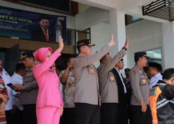 Kapolda Riau Irjen Moh Iqbal Lepas Keberangkatan Kapolda Jambi Irjen Rusdi Hartono dibandara Sultan Thaha Saifudin Jambi