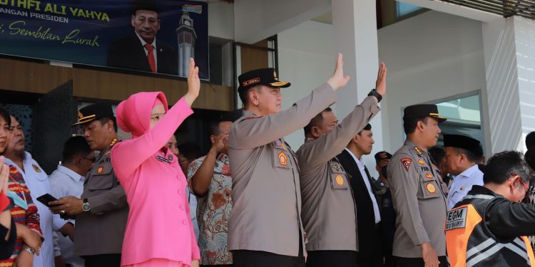 Kapolda Riau Irjen Moh Iqbal Lepas Keberangkatan Kapolda Jambi Irjen Rusdi Hartono dibandara Sultan Thaha Saifudin Jambi