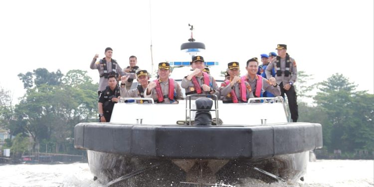 Kapolda Riau Dengarkan Curhatan Nelayan Sambil Bagikan Sembako