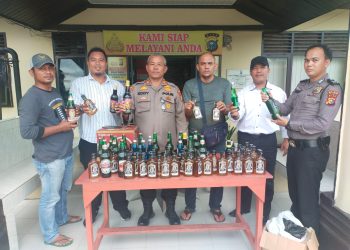 Jelang Ramadhan, Puluhan Botol Miras Berbagai Merek Di Amankan Polsek Minas