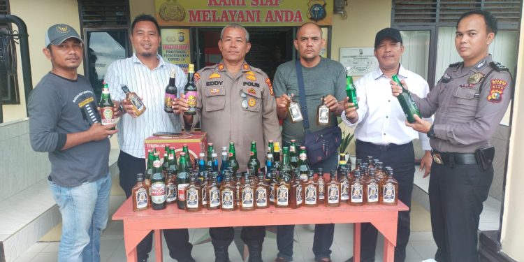 Jelang Ramadhan, Puluhan Botol Miras Berbagai Merek Di Amankan Polsek Minas