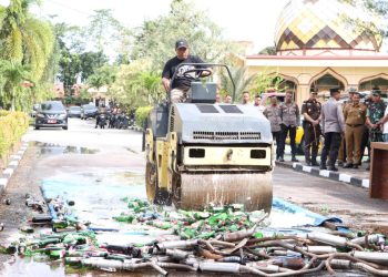 Ciptakan Rasa Aman Menjelang Ramadhan, Polres Siak Musnahkan Ratusan Minuman Keras dan Puluhan Knalpot Brong