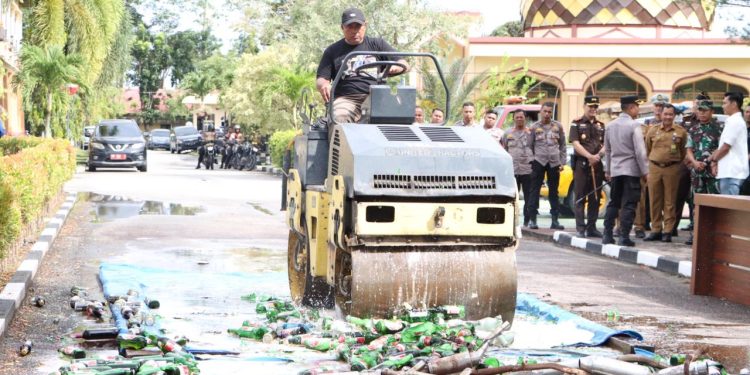 Ciptakan Rasa Aman Menjelang Ramadhan, Polres Siak Musnahkan Ratusan Minuman Keras dan Puluhan Knalpot Brong