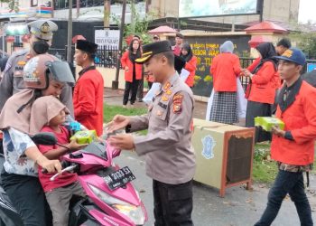 Kapolres Siak Dan Mahasiswa Kompak Bagikan Takjil Kepada Masyarakat