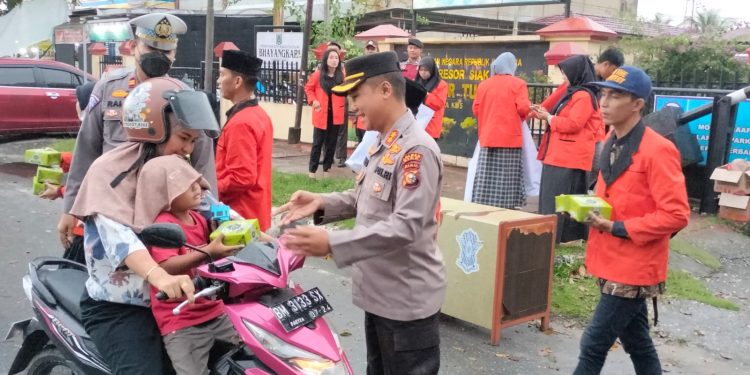 Kapolres Siak Dan Mahasiswa Kompak Bagikan Takjil Kepada Masyarakat