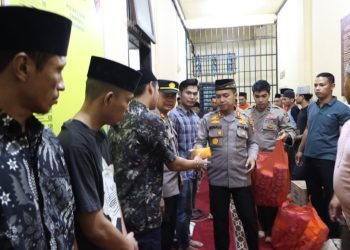 Bentuk Kepedulian Kepada Sesama di Bulan Ramadhan, Kapolres Siak Bagikan Takjil Kepada Tahanan