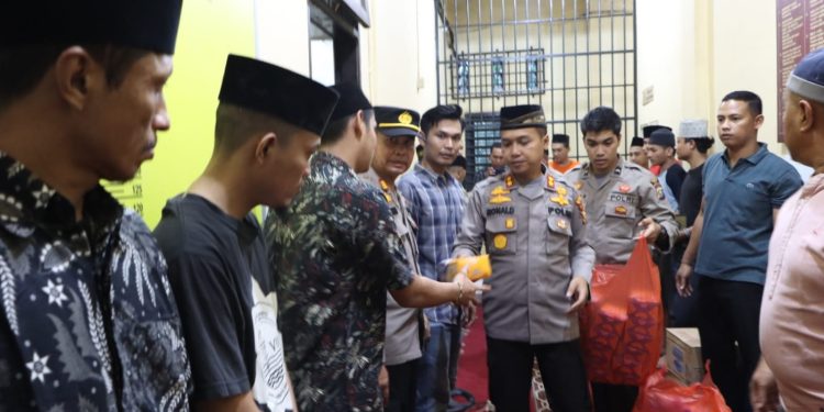 Bentuk Kepedulian Kepada Sesama di Bulan Ramadhan, Kapolres Siak Bagikan Takjil Kepada Tahanan