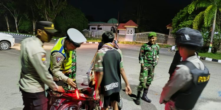 Bentuk Sinergitas TNI dan Polri, Polsek Siak Lakukan Patroli Gabungan