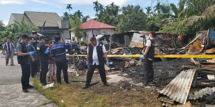 Tim Labfor Polda Riau lakukan penyelidikan kebakaran rumah di Kampung Pinang Sebatang Timur Kec. Tualang Kab.Siak