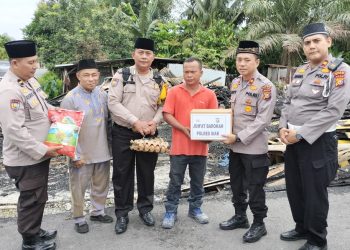 Polsek Tualang Berikan Sembako Kepada Warga Yang Terkena Musibah Kebakaran Rumah