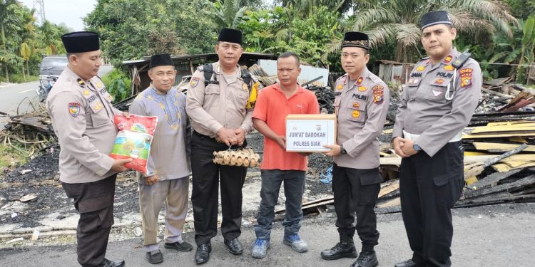 Polsek Tualang Berikan Sembako Kepada Warga Yang Terkena Musibah Kebakaran Rumah