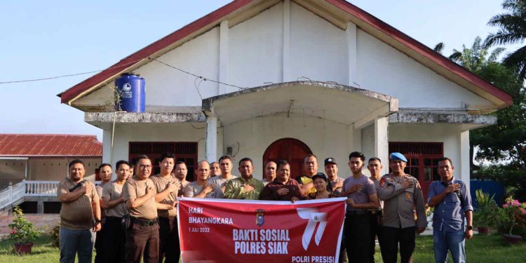 Personil Polres Siak melakukan kegiatan bersih-bersih di beberapa tempat Ibadah di Kecamatan Dayun