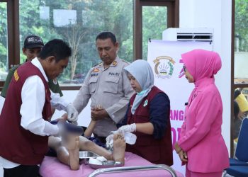 Puluhan Orang Ikuti Khitanan Massal dan Pengobatan Gratis Meriahkan Hari Bhayangkara Ke 77 Polres Siak