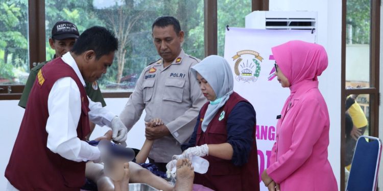 Puluhan Orang Ikuti Khitanan Massal dan Pengobatan Gratis Meriahkan Hari Bhayangkara Ke 77 Polres Siak