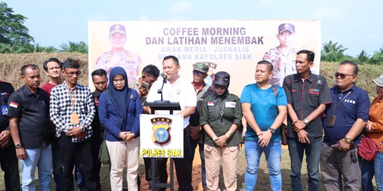 Kapolres Siak Gelar Coffee Morning dan Latihan Menembak Bersama Awak Media