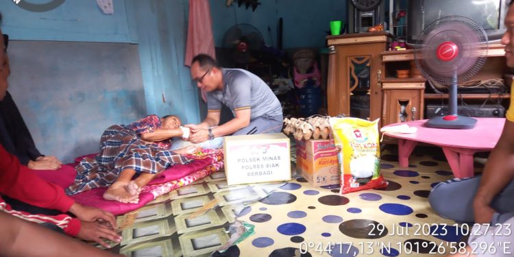 Polsek Minas Berbagai Sembako Kepada Masyarakat Yang Membutuhkan 