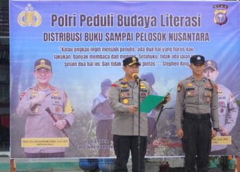 Polri Peduli Budaya Literasi, Polres Siak Bagikan Buku Kepada Pelajar di Kecamatan Dayun