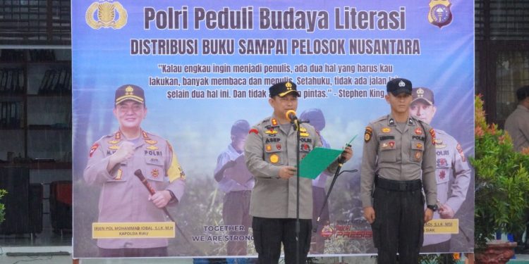 Polri Peduli Budaya Literasi, Polres Siak Bagikan Buku Kepada Pelajar di Kecamatan Dayun