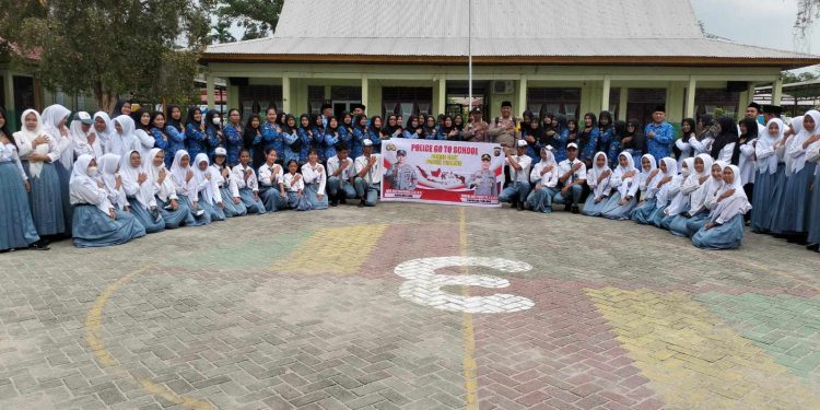 Panit Binmas Berikan Sosialisasi Tentang Kenakalan Remaja di SMA Negeri 3 Tualang Kp.Ps. Timur