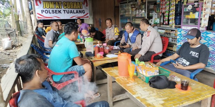 Melalui Jumat Curhat, Panit Binmas Sharing Informasi Bersama Masyarakat