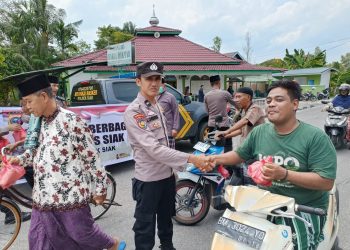 POLSEK SIAK BERBAGI BERSAMA MASYARAKAT DI MESJID DARUL HIKMAH